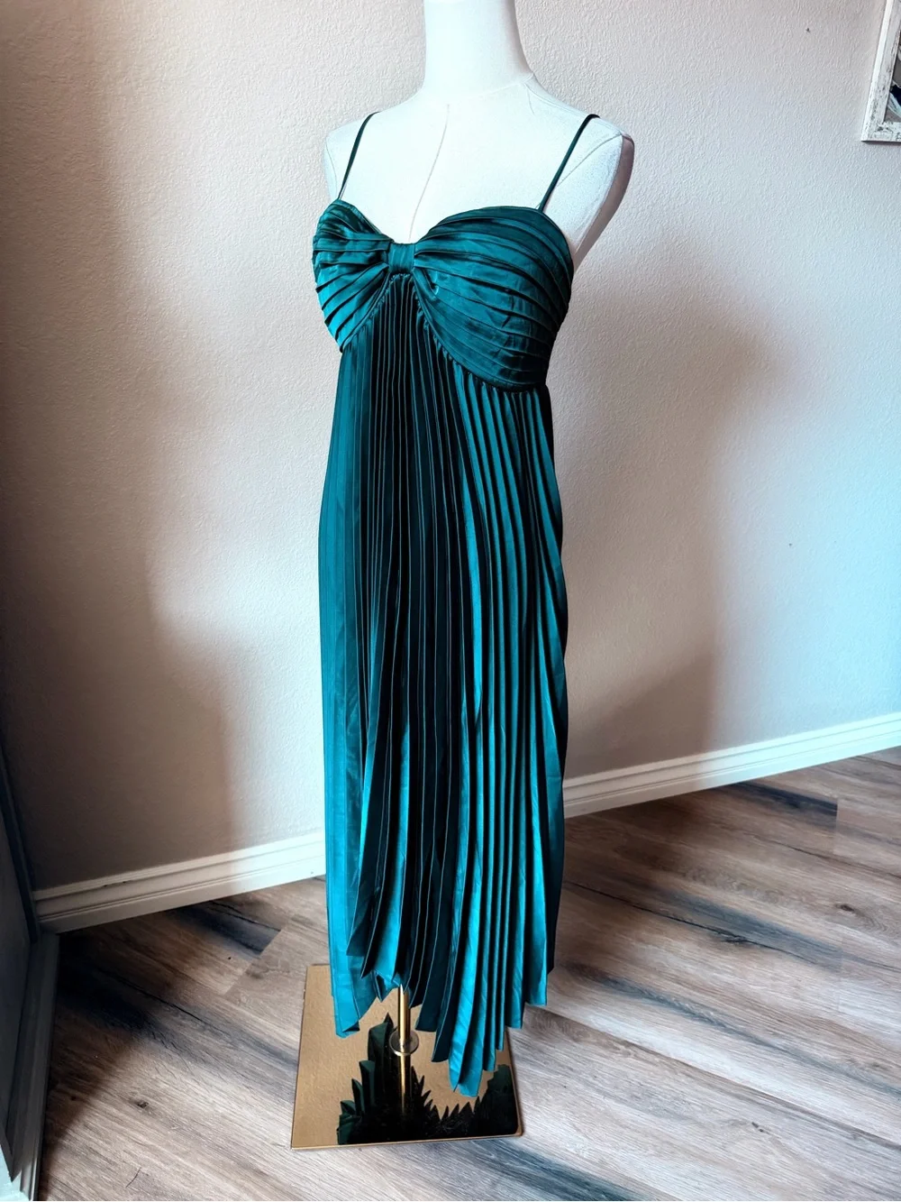 NWT Petal & Pup Vikki Emerald Green Pleated High-Low Slip Dress Size 8 - Picture 7 of 16